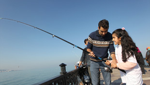 Engelli çocukların oltayla balık tutma heyecanı