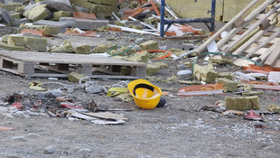 Erzincan'da çatıdan düşen işçi öldü