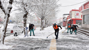 Erzurum'da kar timleri görev başında