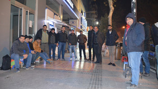Ev sahibi olmak için banka önünde sabahladılar