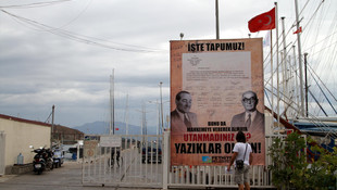 Fethiye İskelesi'nin Büyükşehir'e devrine afişli tepki