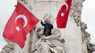 Fransa'da PKK'lı grup, mitinge katıanlara saldırdı