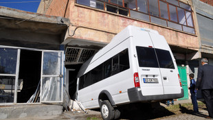 Fren yerine gaza basınca iş yerine girdi