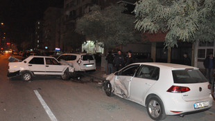 Freni boşalan kamyon, 4 otomobile çarptı