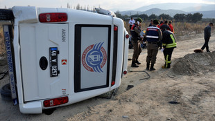 Futbolcuları taşıyan minibüs, otomobile çarptı: 8 yaralı