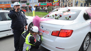 Gelin aracının plakasını kapatan damada para cezası