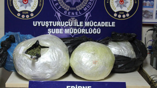 Gelinin çeyizinden gümrük kaçağı sigara ve esrar çıktı