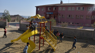 Görevlendirme yapılan belediyeden çocuklara oyun parkı