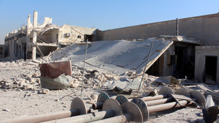 Halep'te ilaç fabrikası bombalandı