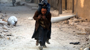 Halep'te yerleşim yerine hava saldırısı