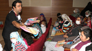 Hastanede yatan çocuklara tiyatro gösterimi