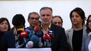 HDP Sözcüsü Ayhan Bilgen, Diyarbakır'da parti yöneticileriyle gerçekleştirdikleri toplantının ardından, Yasama organındaki çalışmalarımızı durdurmaya ve bir kez daha halklarımızla buluşmaya karar verdik. dedi.