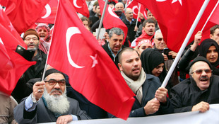 Hollanda'da 'Teröre Lanet Demokrasiye Davet' gösterisi