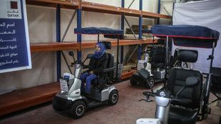 İHH Gazze'de akülü tekerlekli sandalye yardımı yaptı