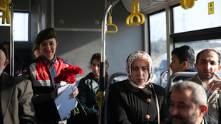 Jandarma'dan kadınlara karanfil