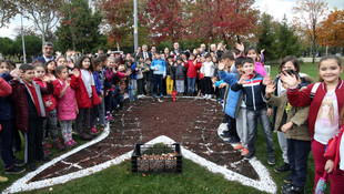 Öğrenciler mevsimin ilk lale soğanlarını lerini dikti