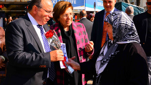 Kadına karşı şiddete karanfille dikkati çektiler