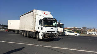 Kamyon İETT otobüsüyle çarpıştı