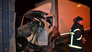 Kamyonette sıkışan 2 yaralı güçlükle çıkarıldı