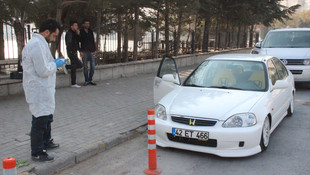 Kapısını kilitlemediği otomobilinden 13 bin lira çalındı