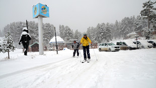 Kar yağışı turizmcileri sevindirdi