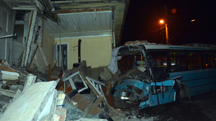 Karabük'te halk otobüsü eve girdi: 6 yaralı