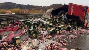 Kırıkkale'de içki yüklü tır devrildi: 1 yaralı