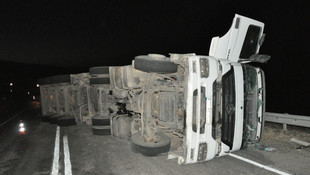 Kırşehir'de pancar yüklü tır devrildi: 1 ölü