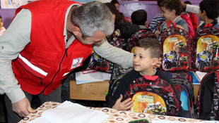 Kızılay'dan terör mağduru çocuklara kırtasiye yardımı