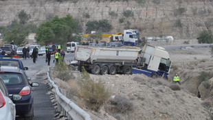 KKTCde kamyonla okul servisi çarpıştı: 3 ölü 7 yaralı