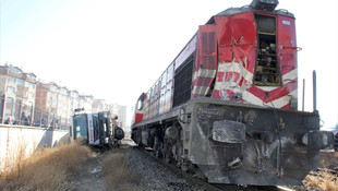 Lokomotif beton mikserine çarptı: 1 yaralı