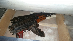 Metruk evde uzun namlulu silahlar bulundu