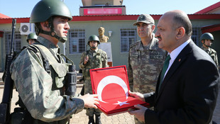 Milli Savunma Bakanı Işık, sınır hattında