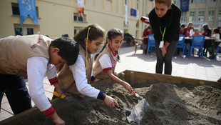 Minikler arkeolojik kazıyı uygulamalı öğrendi
