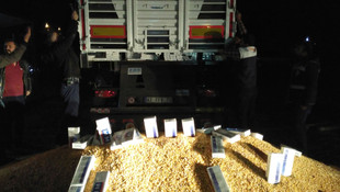 Mısır yüklü kamyonda kaçak sigara bulundu