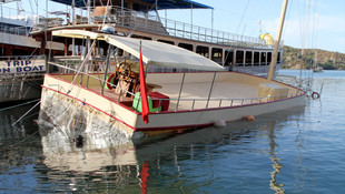 Muğla'da demirli haldeki tur teknesi battı
