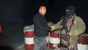 Nöbet tutan polislere sıcak çorba ikramı