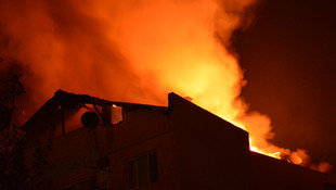 Oğlunu yangından kurtarmak için balkondan aşağı bıraktı