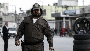 Adanada polis operasyonu tamamlayıp öğrencilerle futbol oynadı