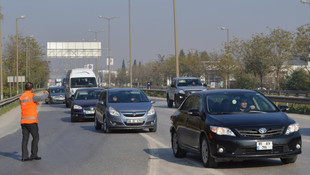 Sakarya'da hurda yüklü kamyon devrildi