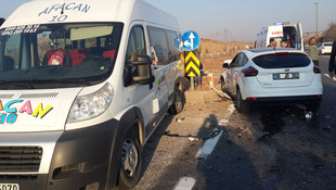 Servis minibüsüyle otomobil çarpıştı: 6 yaralı