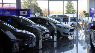 Sıfır otomobillerin arasında kartpostal sergisi