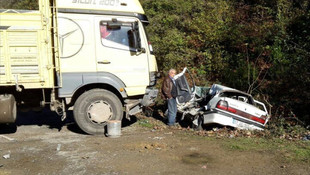 Sinop'ta otomobil kamyonla çarpıştı: 2 ölü, 1 yaralı