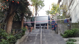 Şişli'de freni boşalan otomobil devrildi