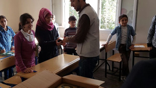 Suriyeli öğrencilere Kur'an-ı Kerim hediye edildi