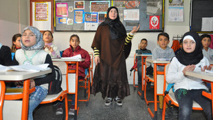 Suriyeli öğretmen öğrencilerini geleceğe hazırlıyor