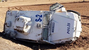 Suruçta polis aracı devrildi: 2 yaralı