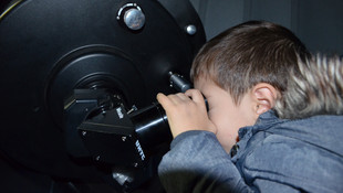 Teleskopla süper aya bakmak için sıraya girdiler