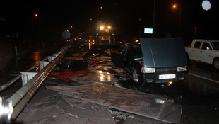 Tırdan granit bloklar otomobil üzerine düştü: 1’i ağır 3 yaralı