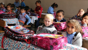 Türk Kızılayından Siirtli öğrencilere kırtasiye yardımı